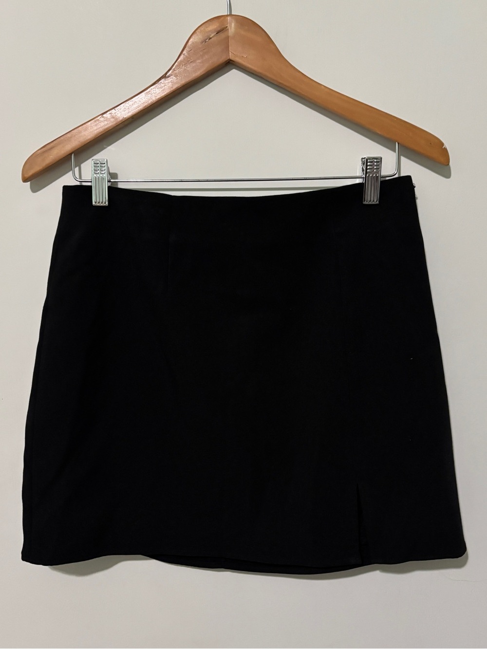Guess Black Mini Skirt - Clean A-Line Silhouette